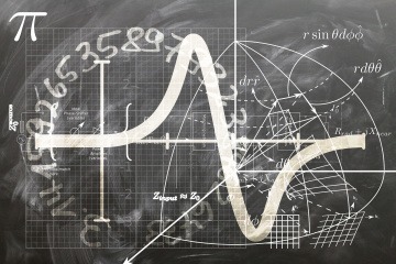 Eine Tafel mit mathematischen Formeln ist zu sehen