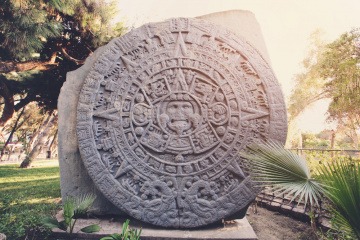 Skulptur aus Stein des antiken Maya-Kalenders