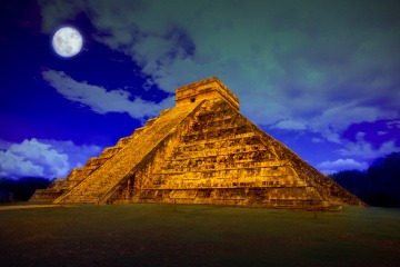 Ein Dankemal der Mayas mit dem Mond im Hintergrund