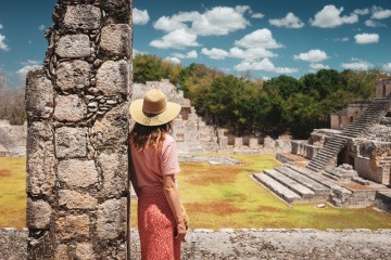 Frau bei Maya-Ruinen in der alten Stadt Edzna