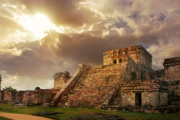 Festung Castillo bei Sonnenaufgang in der antiken Maya-Stadt Tulum, Mexiko