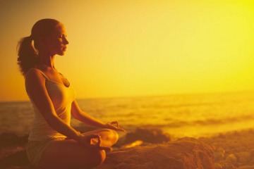 Frau kann durch ihre Meditation Organe entspannen