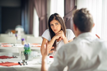 Eine Frau sieht einen Mann misstrauisch an