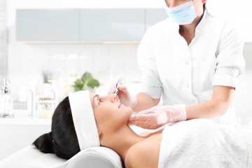 Eine Frau bekommt eine Microneedling Behandlung mit dem Pen
