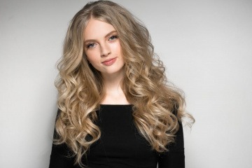 Eine Frau trägt lange Haare mit einem Mittelscheitel