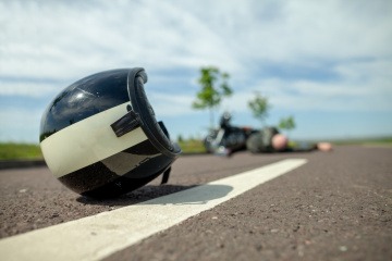 Ein Motorrad-Helm liegt nach einem Unfall auf der Straße