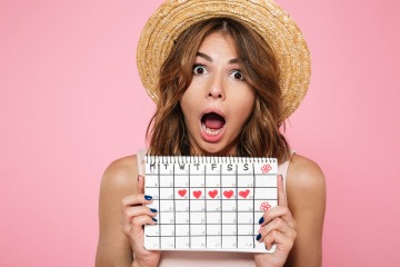 Junge Frau mit Kalender.