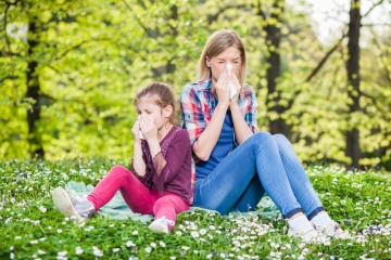 Der Pollenflug (April) macht Mutter und Tochter schwer zu schaffen