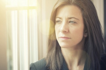 Eine Frau sieht nachdenklich aus