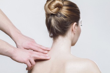 Eine Massage von einem Spezialisten hilft bei Nackenverspannungen sofort.