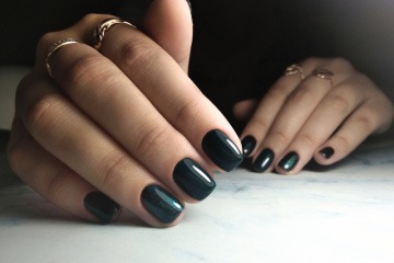Nägel im Nagellacktrend für Winter 2021/2022 Tannengrün