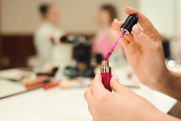 Eine Frau will Nail Contouring machen, damit die Nägel länger wirken