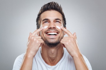 Ein Mann, der für die Männerpflege Naturkosmetik verwendet