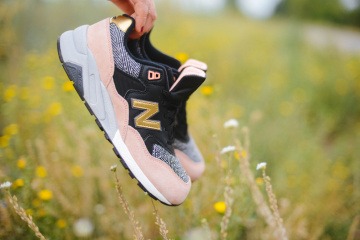 Jemand hält New Balance Damenschuhe