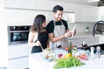 Eine Frau und ein Mann nutzen Zuckerersatz zum Kochen