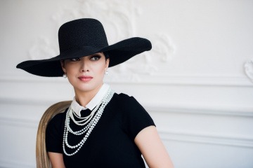 Perlenkette selber machen - junge Frau trägt Schmuck aus Perlen wie diverse Halsketten und Haarspangen.