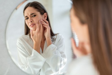 Frau betrachtet sich skeptisch