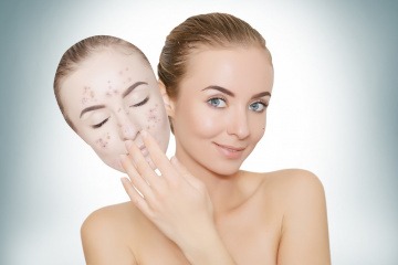 Frau mit Maske