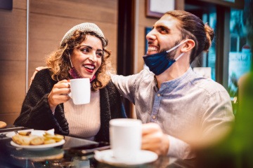 Mann und Frau in einer platonischen Freundschaft trinken etwas in einem Café.