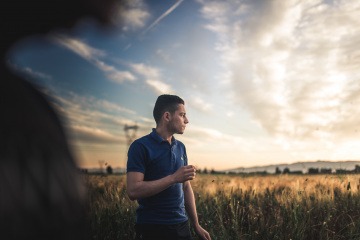 Ein Mann trägt das Poloshirt lässig