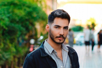 Ein Mann hat bei seiner Frisur eine Pomade