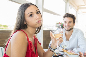 Eine Frau bei einem Essen mit einem attraktiven Mann. Sie will eindeutig raus aus der Friendzone.