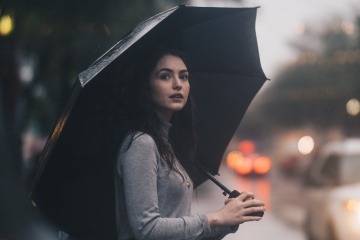 Frau mit Regenschirm