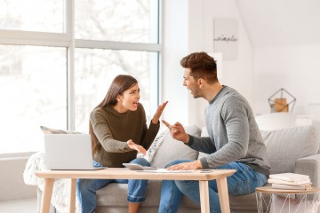 Richtig streiten - Paar hat einen Streit im Wohnzimmer.