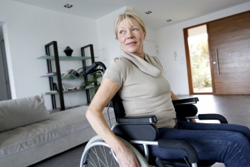 Eine Frau sitzt im Rollstuhl und genug Platz
