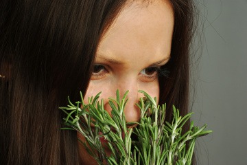 Junge Frau mit Rosmarin und Haaren