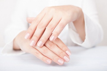 Frauenhand mit sauberen Fingernägeln