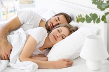 Ein Mann und eine Frau stärken beim Schlaf das Immunsystem