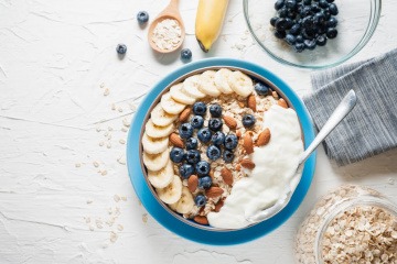 Schlaffördernde Lebensmittel wie Banane, Milchprodukte, Haferflocken