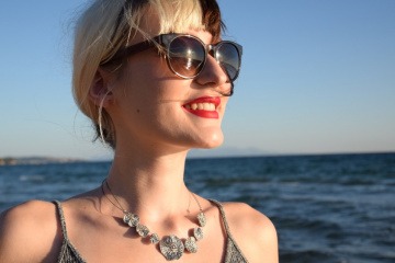 Frau mit einem großen Silberschmuck 