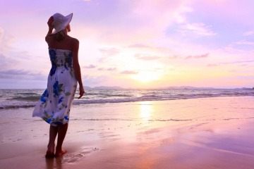 Frau am Strand mit schöner Haut