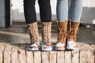 Zwei Schuhe mit Schnee