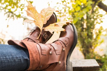 Eine Frau hat Schuhe von Schuhtrends im Herbst und Winter 