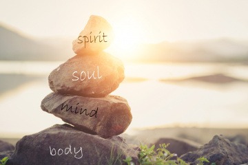 Als Zeichen für Seele sind Steine mit Body, Mind, Soul beschrieben