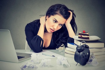 Frau muss Selbstbeherrschung lernen, um das Chaos auf ihrem Schreibtisch zu beseitigen.