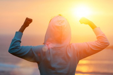 Eine Frau von hinten zeigt Selbstbewusstsein