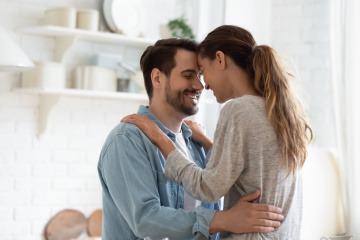 Paar hält sich und freut sich auf Sex während der Periode