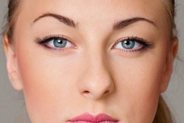 Gesicht einer Frau mit strahlenden Augen