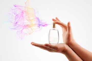 Visualisierte künstliche Duftstoffe in einer Sprühflasche