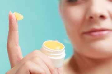 Frau mit Vaseline am Finger für Slugging