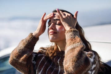 Frau mit Sonnencreme im Gesicht