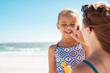 Kind mit Sonnencreme auf der Nase