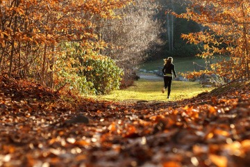 Eine Frau treibt Sport im Herbst