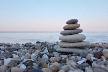 Steine in Balance symboliseren innere Gelassenheit