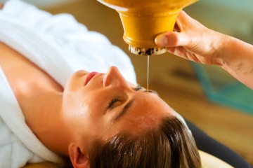 Ayurveda Stirnguss in der europäischen Ayurveda Akademie