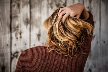 Frau mit braunem Haar und hellen Strähnen